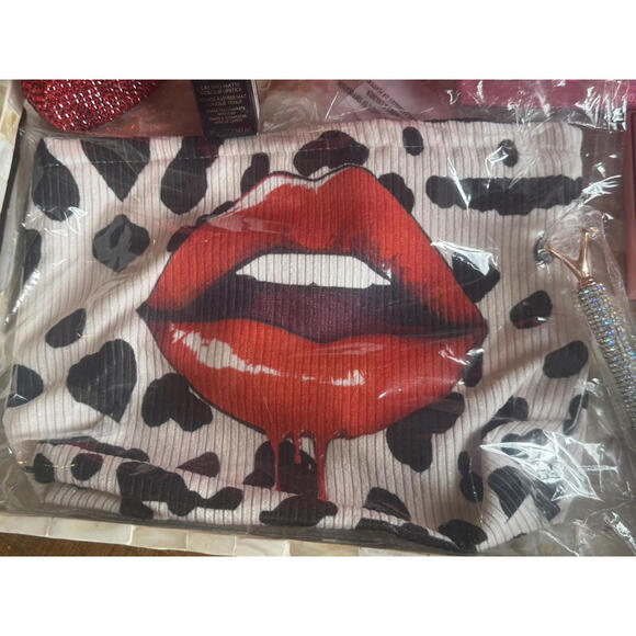 Red Lips Bling 8 Pc Beauty, Pamper, or Gift Set - D&G Lip Stick & Accessories - Picture 9 of 9